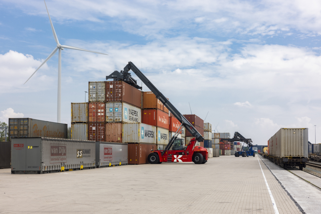 Cabooter_Electric Reachstacker (2) Cabooter_Electric Reachstacker (2)