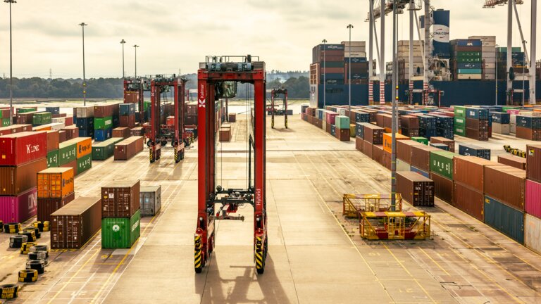 Los Straddle Carriers híbridos dominan los mercados